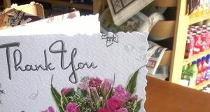 Anglijoje gyvenančiai Renatai Zibolienei klientas atnešė atviruką, kuriame prašo likti jo mieste.