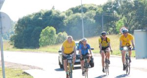 Žygio dalyviai važiuoja Rokiškio gatvėmis. Žygio dalyviai važiuoja Rokiškio gatvėmis. Žygio dalyviai važiuoja Rokiškio gatvėmis.