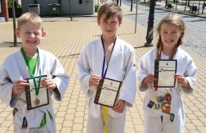 Jaunieji Kūno kultūros ir sporto centro dziudo imtynininkai su iškovotais medaliais. G. Čečienės nuotr.