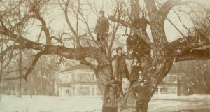 Ši fotografija, kurioje užfiksuoti grafo Jono Pšezdzieckio vaikai su draugais, tikrai bus rengiamame albume. Krašto muziejaus archyvo nuotr.