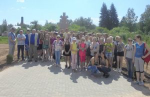 Gausi kupiškėnų delegacija įsiamžino su rajono istorikais. V. Kazlausko nuotr.