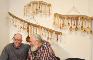 Parodos atidaryme medžio drožėjas Vidmantas Zakarka (dešinėje) su kalviu Sauliumi Kroniu. B. Kronienės nuotr.