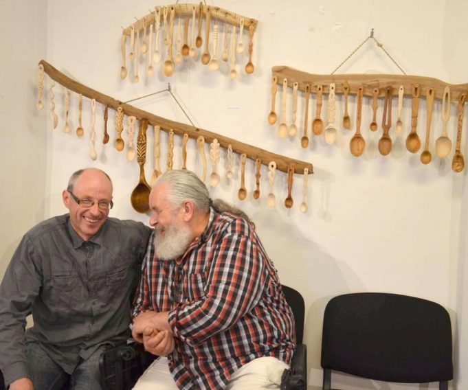 Parodos atidaryme medžio drožėjas Vidmantas Zakarka (dešinėje) su kalviu Sauliumi Kroniu. B. Kronienės nuotr.