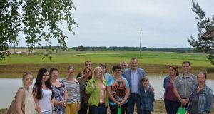 NMA darbuotojų komanda – Dalios Lūžienės-Malijonienės (centre) ūkyje. NMA nuotr.