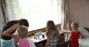 Šeima po gaisro kuriasi naujuose namuose.