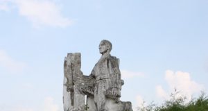 Žaibas trenkė į paminklą tarybiniams kariams.