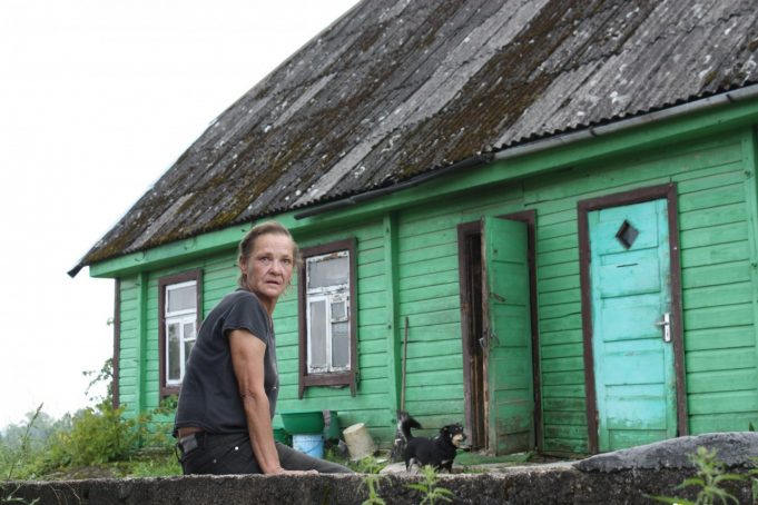 Šalia karių kapų gyvenanti Marytė Juršėnaitė sakė labai nusigandusi žaibo, kuris apgadino paminklą. 