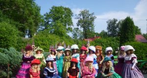 Bajorų "Vidurdienio damos" pasipuošė karalienių drabužiais.