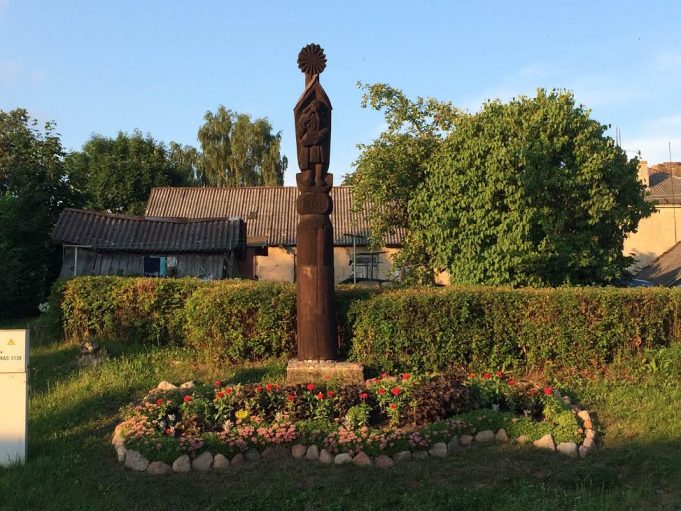 Obelių šviesuolį primena Stasio Karanausko medžio skulptūra „Knygnešys“. 