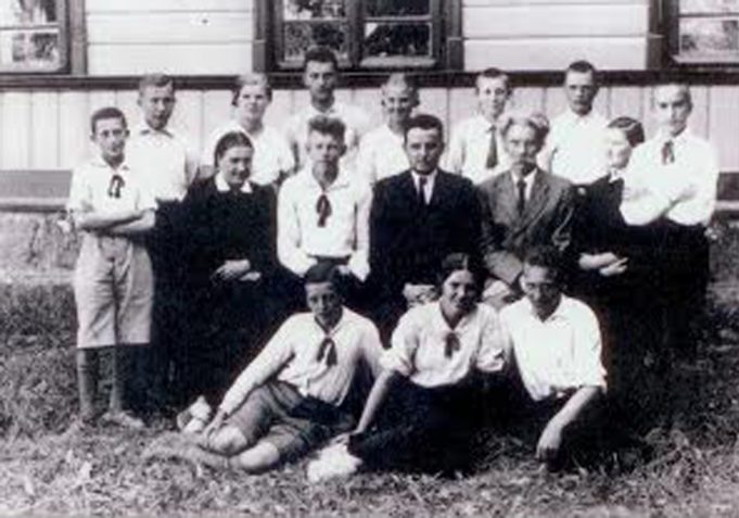 Juozas Petrulis (antroje eilėje trečias iš dešinės) su Kaišiadorių gimnazijos mokytojais. 1940 m. 