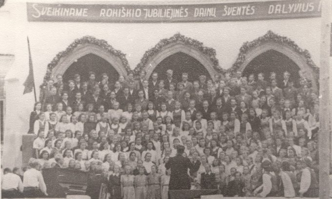 1950 m. jubiliejinė Rokiškio dainų šventė, kurioje dalyvavo 300 atlikėjų. Diriguoja A. Matulis. Rokiškio krašto muziejaus archyvo nuotr. 