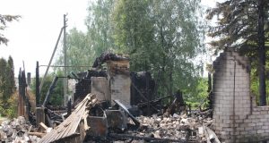 Sudegusių namų neverta remontuoti. D. Zibolienės nuotr.