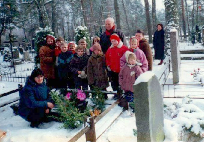 Prie Juozo Petrulio kapo – Ragelių pradinės mokyklos mokiniai, mokytojos (iš kairės) Rita Elmonienė ir Aldona Šlikienė bei knygnešio sūnus Tadas Petrulis. 1998 m.