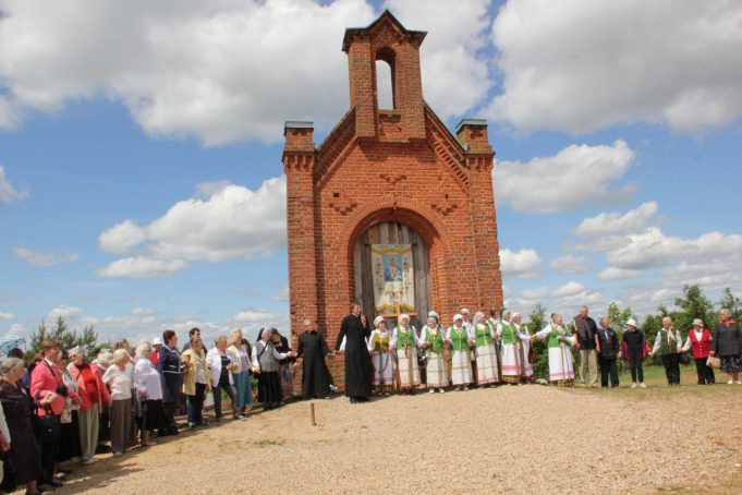 Prie Rokiškio Kryžiaus kelio stacijų gegužę vyksta pamaldos.
