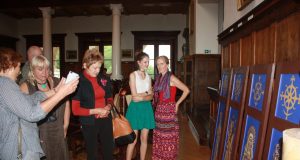 Dailininkai ir renginio svečiai grožėjosi ką tik ištapytomis langinėmis. L. Dūdaitės nuotr.