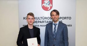 Nojus Čypas kartu su padėką įteikusiu Kūno kultūros ir sporto departamento direktoriumi Edžiu Urbanavičiumi. R. MIzero nuotr.