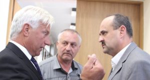 Stasio Mekšėno (kairėje) patarimas E. Vilimui (dešinėje) pačiam nuvykti į VVG būstinę dokumentų vicemerą suerzino. Centre – S. Mekšėnui atsistatydinti siūlęs Vytautas Masiulis. A. Minkevičienės nuotr.