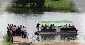 Puiki pramoga – plaukiojimas plaustu po Sartų ežerą.