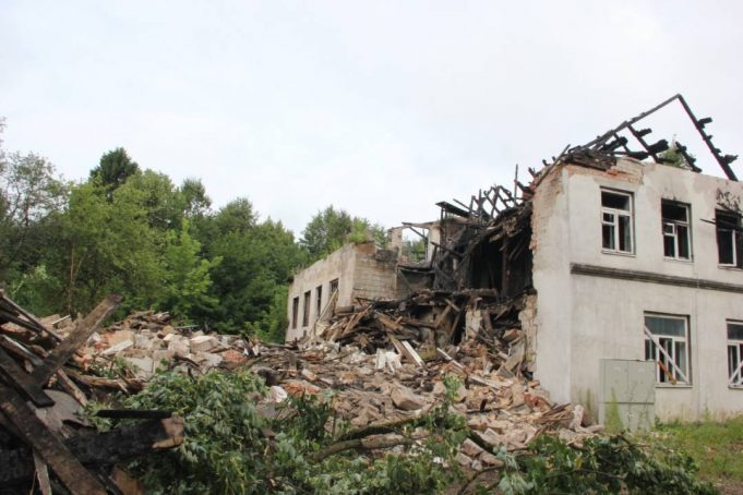 Prie griaunamo pastato sargaujantis Eugenijus sakė, jog per savaitę vaiduoklio nebeliks. A.Minkevičienės nuotr. Prie griaunamo pastato sargaujantis Eugenijus sakė, jog per savaitę vaiduoklio nebeliks. A.Minkevičienės nuotr.