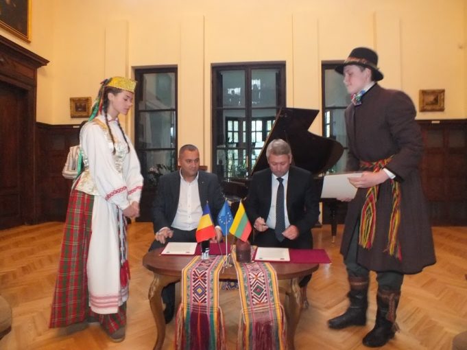 Rokiškio meras Antanas Vagonis (sėdi dešinėje) pasirašo sutartį su Boršos (Rumunija) miesto meru Ionu Sorinu Timiu. A.Minkevičienės nuotr.. Rokiškio meras Antanas Vagonis (sėdi dešinėje) pasirašo sutartį su Boršos (Rumunija) miesto meru Ionu Sorinu Timiu. A.Minkevičienės nuotr..