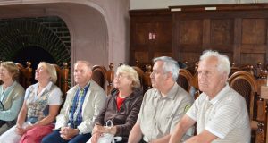 Rokiškyje vieši Žemės ūkio senjorų klubas. Iš dešinės - klubo prezidentas Vytautas Skuodžiūnas, šalia - Rokiškio miškų urėdas Benjaminas Sakalauskas. A.Minkevičienės nuotr.