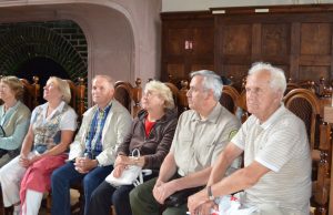 Rokiškyje vieši Žemės ūkio senjorų klubas. Iš dešinės - klubo prezidentas Vytautas Skuodžiūnas, šalia - Rokiškio miškų urėdas Benjaminas Sakalauskas. A.Minkevičienės nuotr.