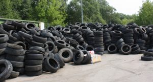 Aikštelėje – ir didžiulės krūvos nebenaudojamų padangų. D. Zibolienės nuotr.