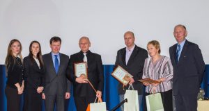 2015 m. konkurso nugalėtojai. Dešinėje - LMSA pirmininkas Algis Gaižutis, šalia - diplomu apdovanota Birutė Baltakienė. LMSA nuotr.