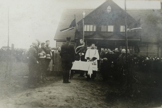 Muziejuje saugoma nuotrauka, primenanti 1937 m. liepos 26 d. Obelių šaulių namų atidarymo iškilmes.