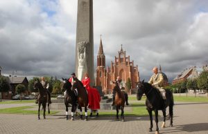 Pernai Rokiškio 516 gimtadienis sutapo su Baltų vienybės diena, į Nepriklausomybės aikštę užsuko žygio aplink Lietuvą žemaitukais dalyviai.