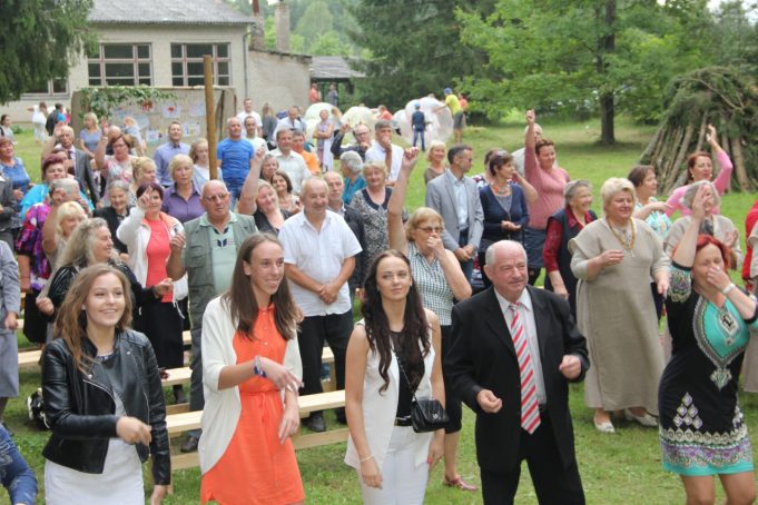 Kazliškio „Kazlėkinės“ dalyvius suvienijo bendras šokis. D. Zibolienės nuotr.