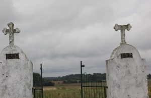 Valerija Ruželienė, užverdama gimtojo Kavolių kaimo kapinių vartus, sakė, jog mirusieji nusipelnė ramybės. D. Zibolienės nuotr.