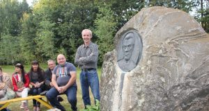 Prie Pauliaus Širvio paminklinio akmens – jo kraštietis dailininkas ir muzikantas Eugenijus Raugas ir poezijos suolelį išdrožęs medžio skulptorius Gintaras Varnas.