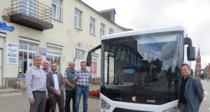 Rokiškio autobusų parko kolektyvas išbandė 2014-aisiais metais Turkijoje pagamintą autobusą „Krasan star“. Pasak V. Repčio (kairėje), jeigu būtų apsispręsta tokį įsigyti, jis riedėtų tarpmiestiniais maršrutais. A. Mackuvienės nuotr.