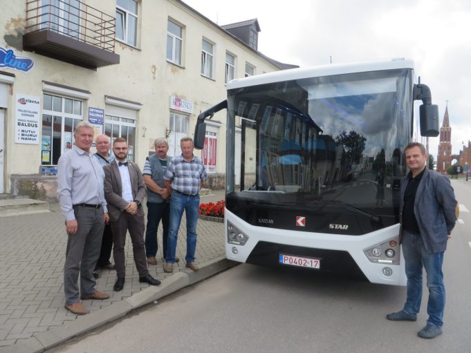 Rokiškio autobusų parko kolektyvas išbandė 2014-aisiais metais Turkijoje pagamintą autobusą „Krasan star“. Pasak V. Repčio (kairėje), jeigu būtų apsispręsta tokį įsigyti, jis riedėtų tarpmiestiniais maršrutais. A. Mackuvienės nuotr.