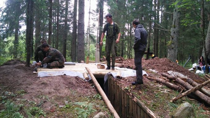 Rokiškio rajono jaunieji šauliai Plunksnočių miške atstatė partizanų bunkerį.