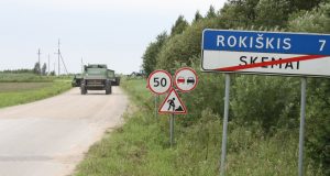 Ženklai jau sustatyti, o nuo rugpjūčio 8 d. kelyje į Sekmus pradės dirbti kelininkų technika. R. Kilkaus nuotr.