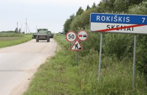 Ženklai jau sustatyti, o nuo rugpjūčio 8 d. kelyje į Sekmus pradės dirbti kelininkų technika. R. Kilkaus nuotr.