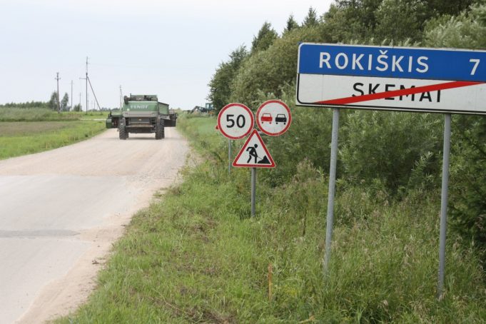 Ženklai jau sustatyti, o nuo rugpjūčio 8 d. kelyje į Sekmus pradės dirbti kelininkų technika. R. Kilkaus nuotr. Ženklai jau sustatyti, o nuo rugpjūčio 8 d. kelyje į Sekmus pradės dirbti kelininkų technika. R. Kilkaus nuotr.