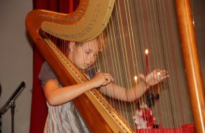 Karališkosios arfos paviliota Giedra Julija Tutkutė. Koncerto Juodupėje akimirka. A. Minkevičienės nuotr.