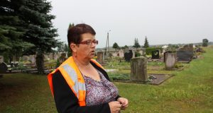 Kalneliškių kapinių prižiūrėtoja Irena Timofejeva mano, kad jos darbo krūvis labai didelis. D. Zibolienės nuotr.