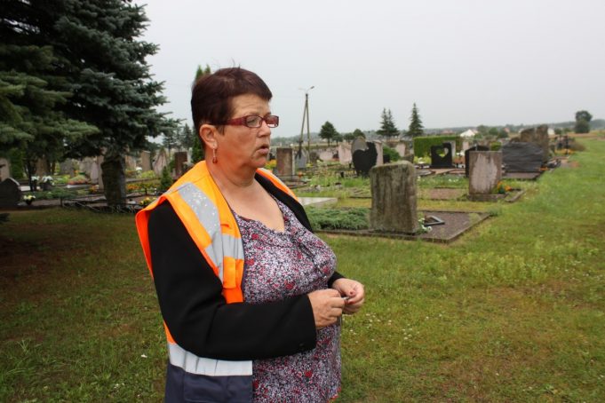 Kalneliškių kapinių prižiūrėtoja Irena Timofejeva mano, kad jos darbo krūvis labai didelis. D. Zibolienės nuotr.