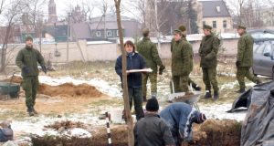 Talkininkai kviečiami toliau tyrinėti Krošinskių piliavietės perkasą, kurią pernai rudenį užkonservavo archeologė Roma Songailaitė su talkininkais ir Vyčio apygardos 5-osios rinktinės 506 kuopos kariais savanoriais. L. Dūdaitės nuotr.