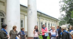 Pasak rajono VVG vadovės Raimondos Stankevičiūtės-Vilimienės (centre), svarbu, kad turistai pamatytų ne tik Gireišių punktą, bet ir kitus įdomius šio krašto objektus. Nuotraukoje – VVG organizuotos išvykos dalyvių stotelė Salų dvare. Rajono VVG nuotr.