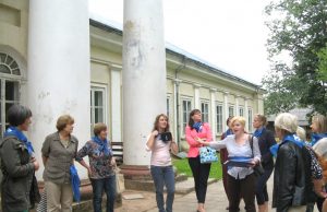 Pasak rajono VVG vadovės Raimondos Stankevičiūtės-Vilimienės (centre), svarbu, kad turistai pamatytų ne tik Gireišių punktą, bet ir kitus įdomius šio krašto objektus. Nuotraukoje – VVG organizuotos išvykos dalyvių stotelė Salų dvare. Rajono VVG nuotr.