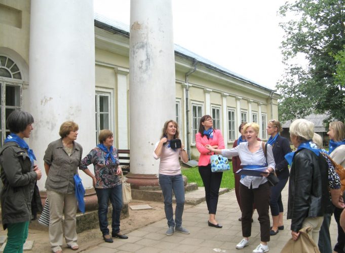 Pasak rajono VVG vadovės Raimondos Stankevičiūtės-Vilimienės (centre), svarbu, kad turistai pamatytų ne tik Gireišių punktą, bet ir kitus įdomius šio krašto objektus. Nuotraukoje – VVG organizuotos išvykos dalyvių stotelė Salų dvare. Rajono VVG nuotr.