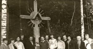 Paminklinio kryžiaus autorius Jurijus Prokopovas (nuo kryžiaus trečias) kartu su bendraminčiais rokiškėnais, Baltijos kelio dalyviais. Petro Prascieniaus nuotr.