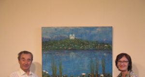 Fondų saugotoja Loreta Urbonienė ir muziejininkas Andrius Dručkus šalia menininko dovanoto paveikslo. V. Kazlausko nuotr.