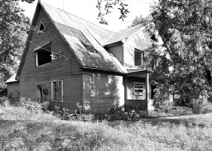 Obelių šaulių namai tapo pastatu vaiduokliu, į kurį dažnai užklysta paaugliai, daužo sienas, duris, langus, kuria laužą, taip keldami pavojų aplinkiniams. Redakcijos archyvo nuotr. Obelių šaulių namai tapo pastatu vaiduokliu, į kurį dažnai užklysta paaugliai, daužo sienas, duris, langus, kuria laužą, taip keldami pavojų aplinkiniams. Redakcijos archyvo nuotr.