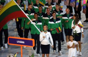 Lietuvos vėliavą per Rio olimpinių žaidynių atidarymo ceremoniją nešė Gintarė Scheidt. EPA-ELTA nuotr.